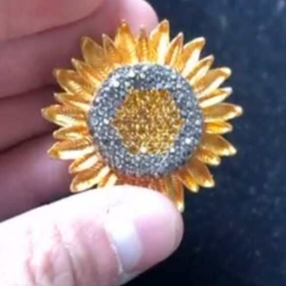 Elegant Sunflower Brooch Pin - Picture 4 of 4